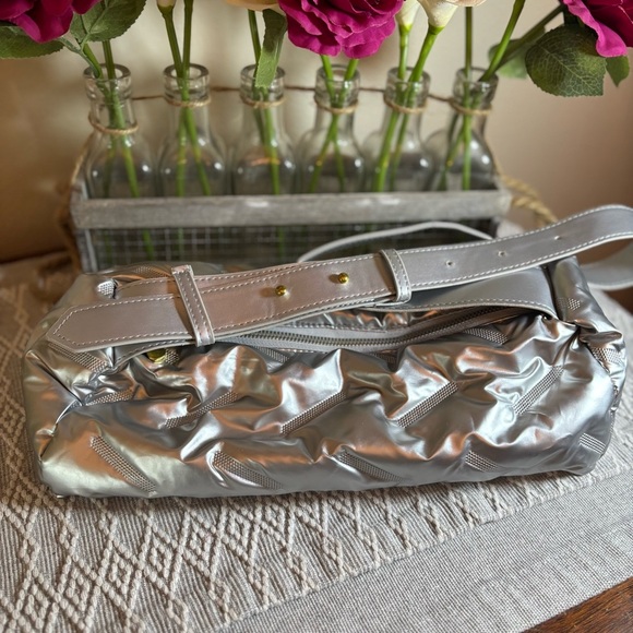 Quilted Puffer Barrel Bag Hobo Shoulder Bag, Puffy, Silver. No brand name. - Picture 2 of 5